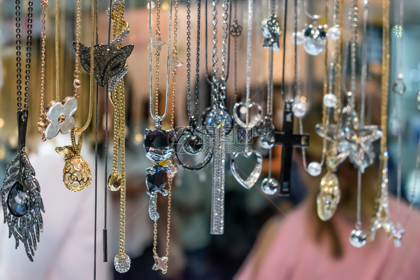 零售展示的艺术 从珠宝到渔具的多元世界